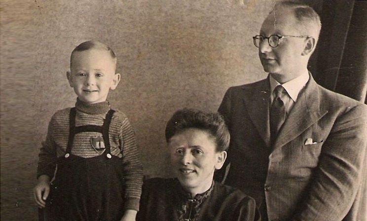 «Мама говорила, что наша жизнь в концлагере — это игра». Как вдове с ребенком на руках удалось выжить