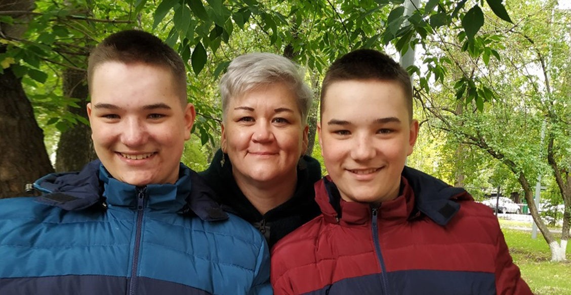 «Приспосабливаются к этому миру, как могут». Почему родителям детей с аутизмом страшно смотреть в будущее