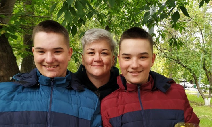 «Приспосабливаются к этому миру, как могут». Почему родителям детей с аутизмом страшно смотреть в будущее