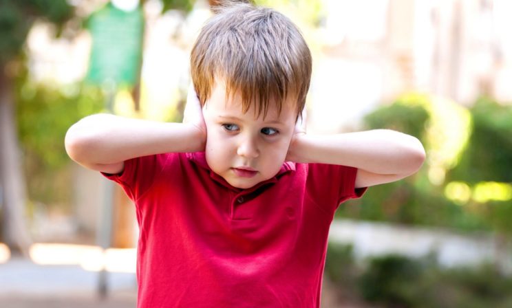 «Аутизм приравняли к шизофрении». Что не так с новыми клиническими рекомендациями по лечению детей с РАС