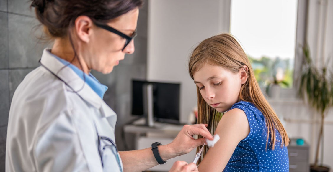 «Канализация и прививки спасли миллиарды жизней». Иммунолог — об эпидемиях, аллергии и детском диабете