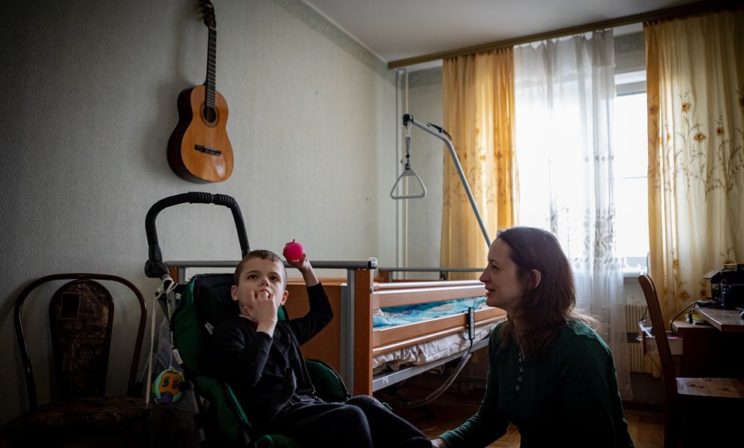 «Обычно их никто домой не забирал». На время карантина дети с инвалидностью покинули интернат