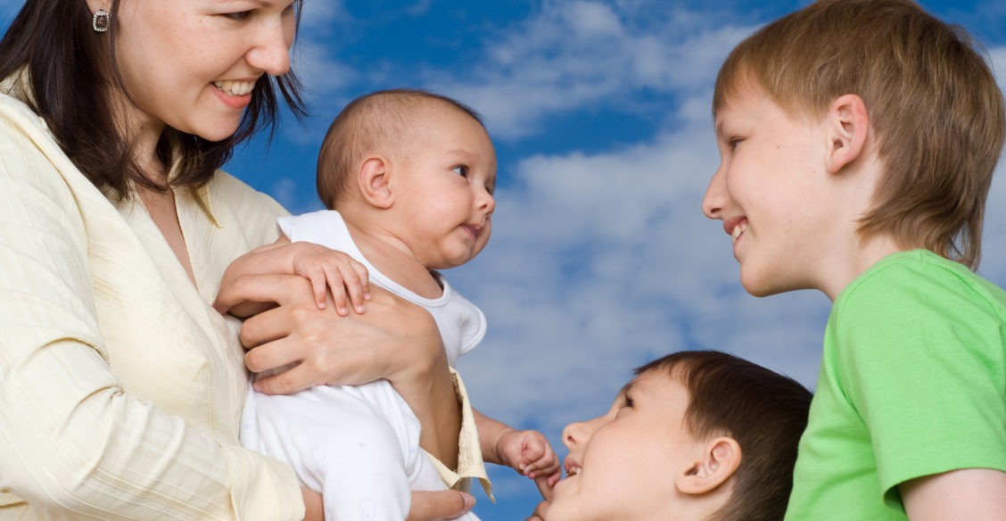 Много детей — это идеал. Но почему ставка на «рожать и рожать» все чаще приводит к развалу семей