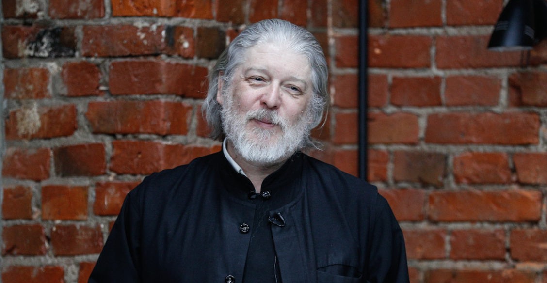 Мы сидим в домах с затворенными дверями, а Христос к нам приходит и говорит: "Мир вам!"