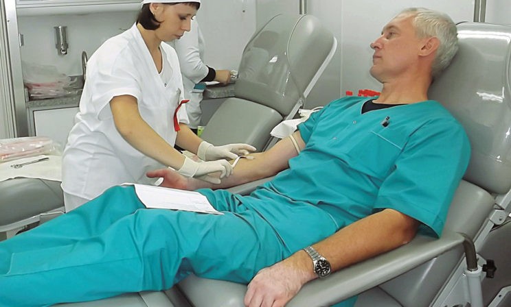 «Врачам придется сдавать кровь для своих больных». Из-за изоляции доноров все меньше