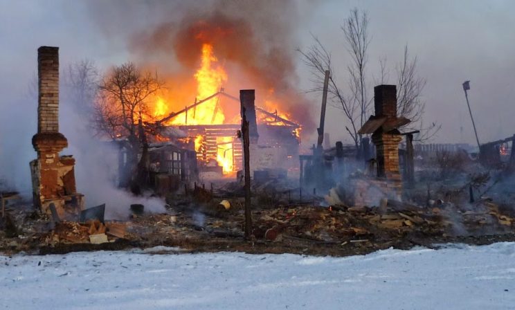 «Люди покинули дом и перезахоронили родных». Как живут сибиряки из затопленных сибирских сел