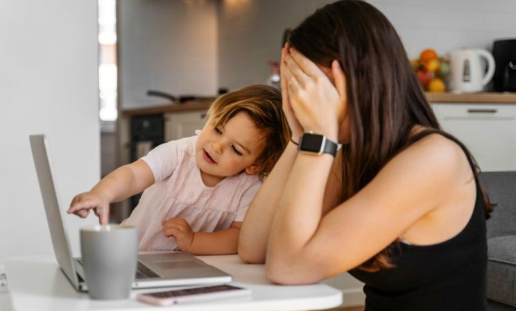 «Давай ты поиграешь в лего, а я рядом поработаю». Психолог — о том, как родителям выжить в самоизоляции