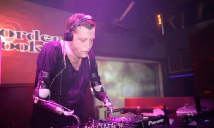 «Вы что, пират?» Том потерял руки и стал популярным диджеем в Австралии