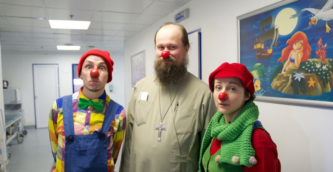 «Зимой мы искали арбуз пациентке хосписа». Священник, медбрат и отец — о радости и любви в период испытаний