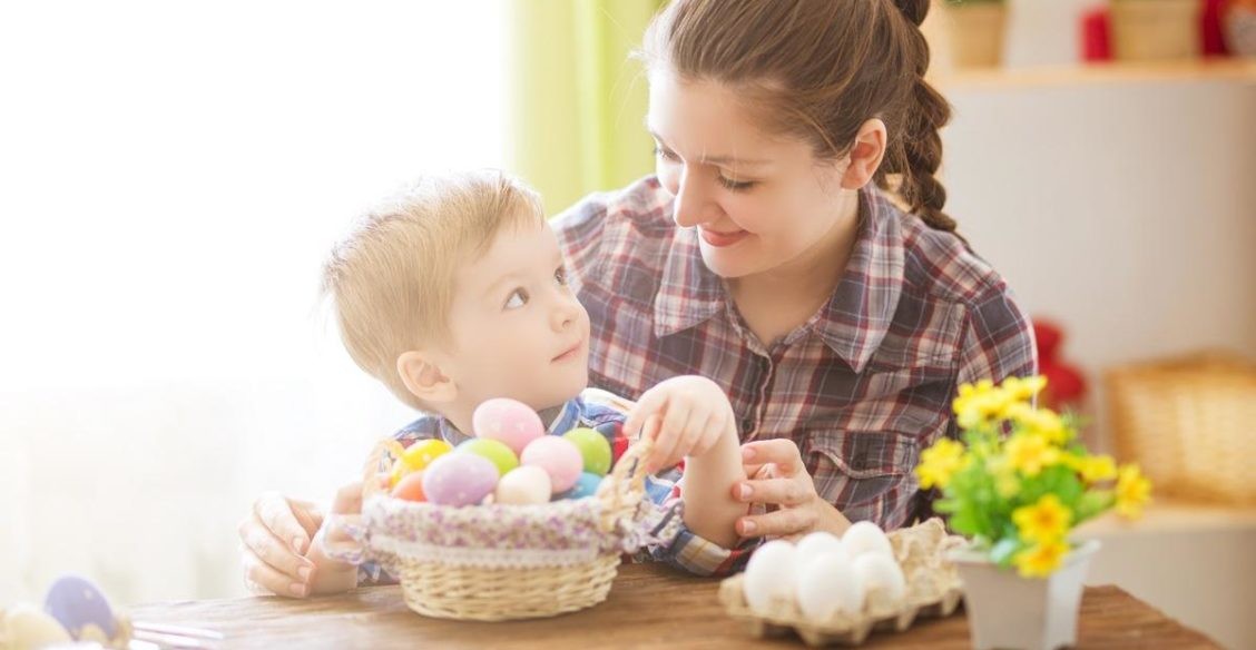 Украсить дом, спрятать пасхальные яйца и поставить спектакль. Как отпраздновать Пасху дома