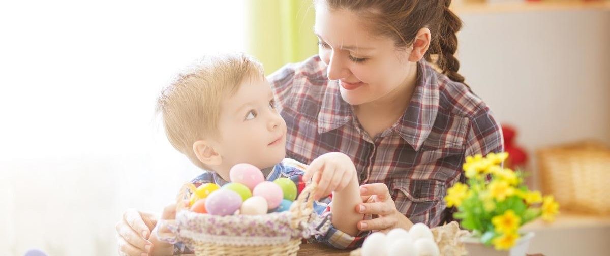 Украсить дом, спрятать пасхальные яйца и поставить спектакль. Как отпраздновать Пасху дома