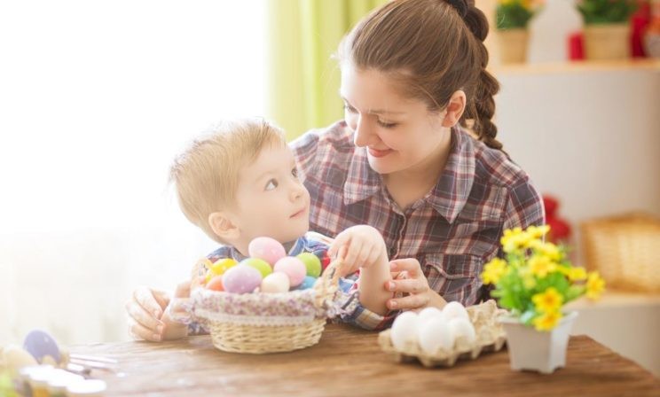 Украсить дом, спрятать пасхальные яйца и поставить спектакль. Как отпраздновать Пасху дома