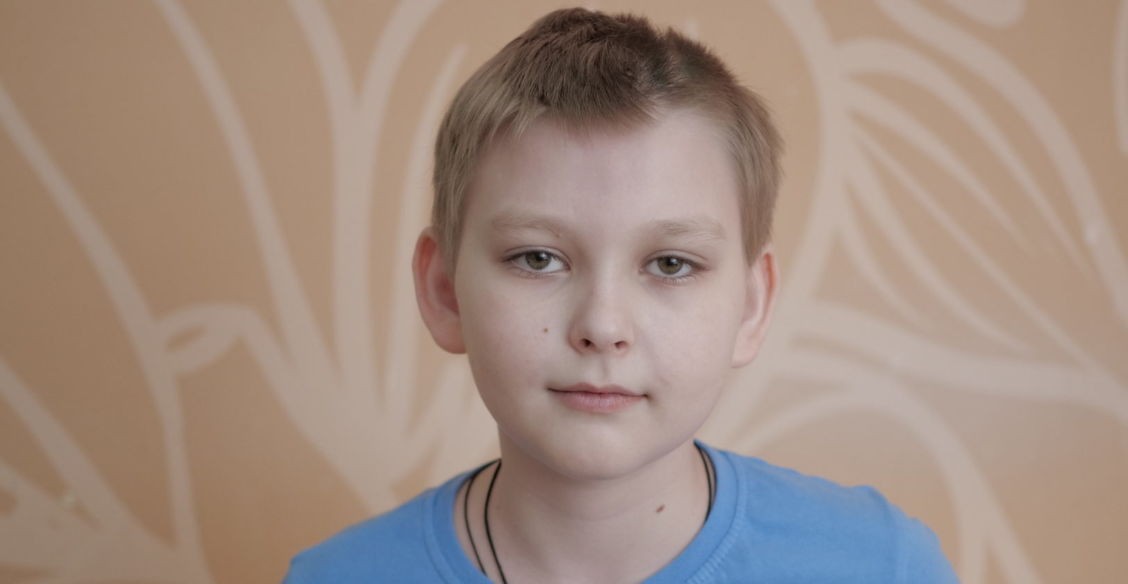 У Алеши удалили опухоль в мозгу. Но его правую руку парализовало
