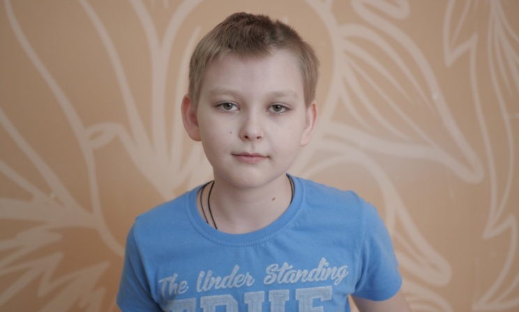 У Алеши удалили опухоль в мозгу. Но его правую руку парализовало