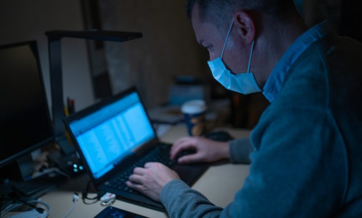 «Собирают деньги на вакцину от коронавируса». Как мошенники обманывают владельцев банковских карт