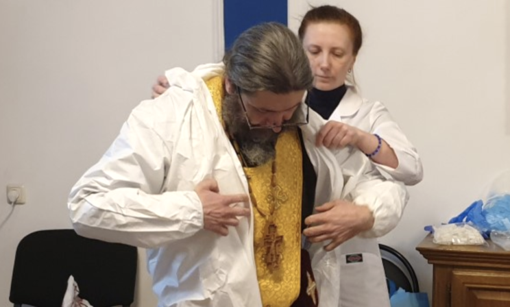 «Мы надеваем защитный костюм и причащаем». Как священники посещают больных с коронавирусом
