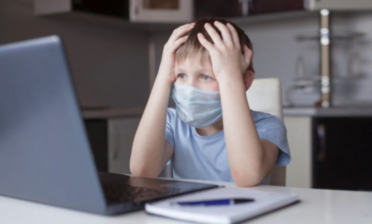 «Если через 6 часов за уроками у него истерика — дело не в ребенке». Как пережить дистанционное обучение