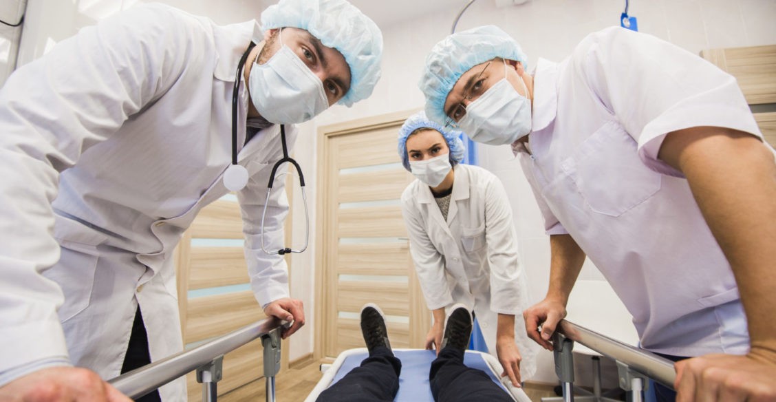 «Они будут жить в больнице и спасать нас». Как жители Красноярска поддержали врачей в пандемию