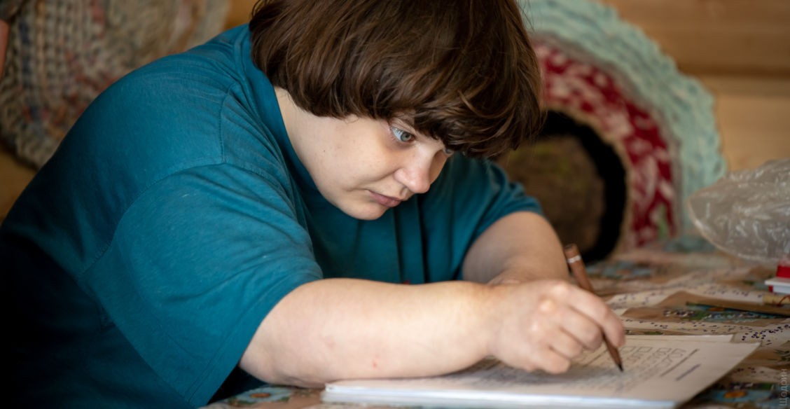 «Там мечутся слова и просятся уйти». Как живет поэтесса с аутизмом Соня Шаталова