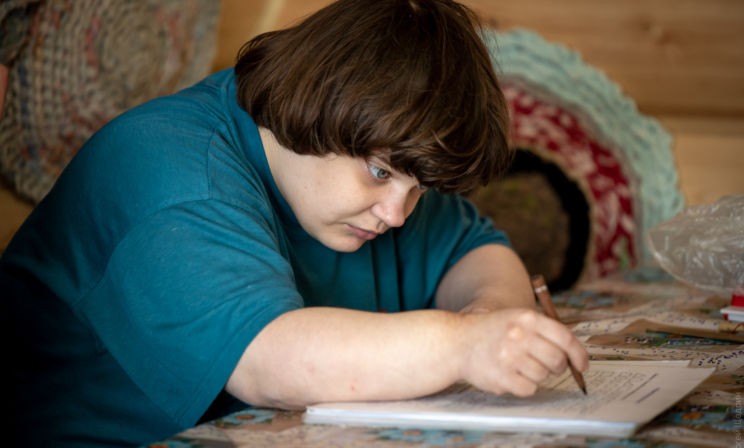 «Там мечутся слова и просятся уйти». Как живет поэтесса с аутизмом Соня Шаталова