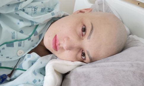 «Не сделаем трансплантацию за 10 дней — я умру». Россиянка с четвертой стадией рака не может вылететь из Кореи