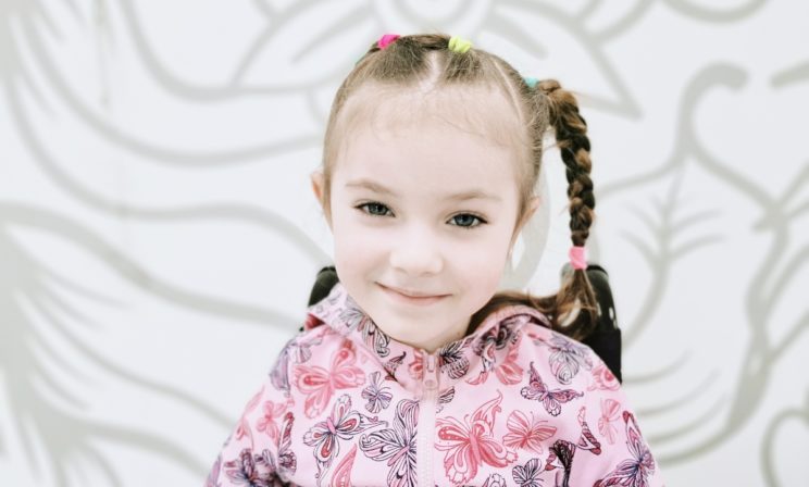 «Врачи надели маски, а нас закрыли в кабинете». Ксюшу парализовало в два года