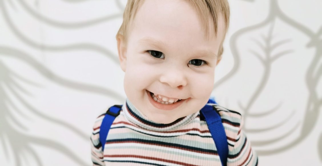 Родя мечтал о сладостях, а его кормили через трубку. Но реабилитация поможет ему глотать