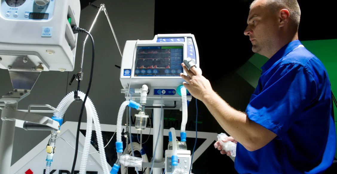 «Мы срочно пытаемся получить что-то взамен». ИВЛ сгорели — как реаниматологи будут работать дальше