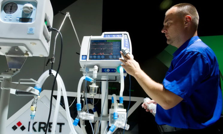 «Мы срочно пытаемся получить что-то взамен». ИВЛ сгорели — как реаниматологи будут работать дальше