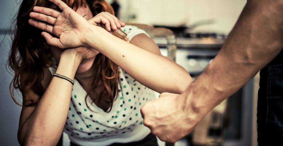 Муж угрожает, мы заперты в одной квартире. Людмила Петрановская — о том, как защитить себя в самоизоляции