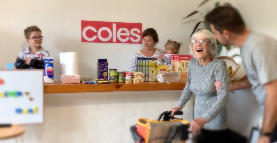 «Мама теряет память, поэтому я радую ее каждый день». Сын построил копию ее любимого магазина и аквариума