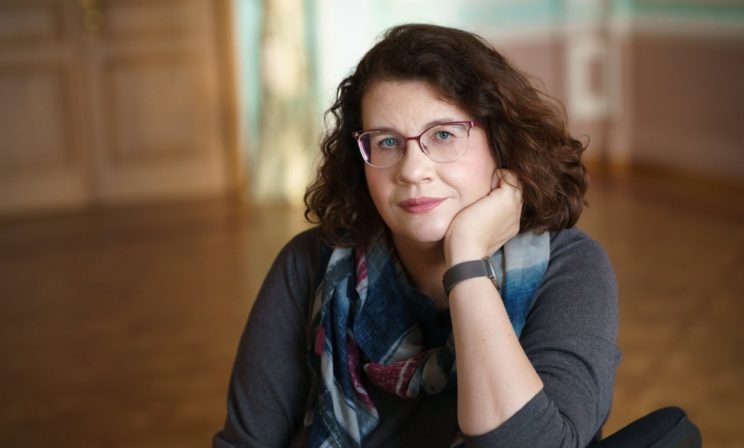 «Игнорируют побои или сразу забирают ребенка». Людмила Петрановская — о том, как спасти детей от домашнего насилия