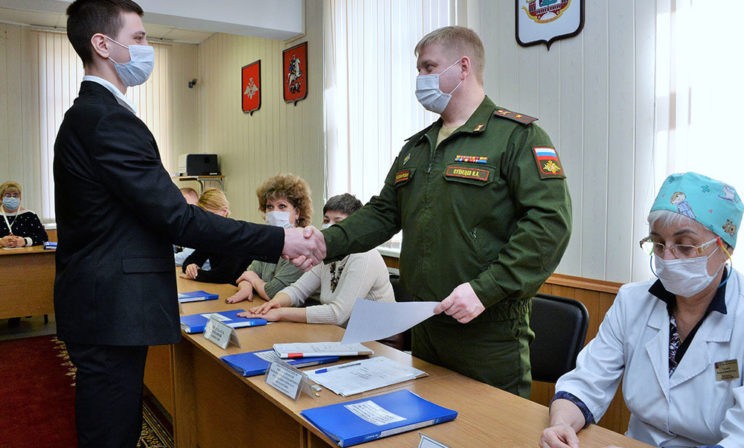 «Миллион пройдет медкомиссию, когда в стране эпидемия». Правозащитник Оксана Парамонова — о призыве во время карантина