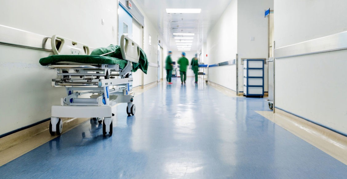 Три врача выпали из окон больниц за две недели. Что мы знаем о происходящем