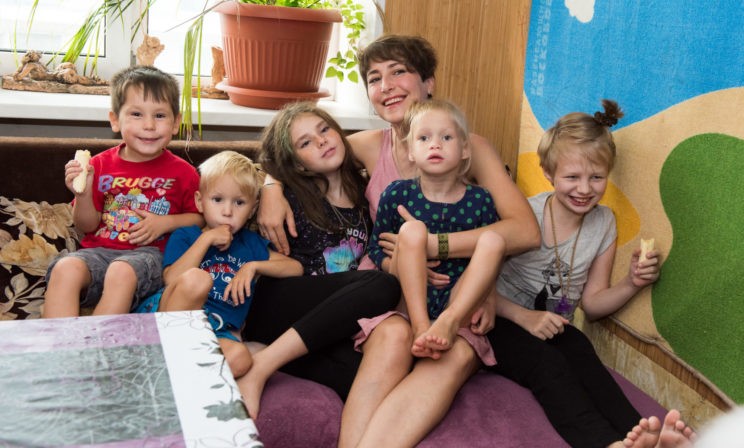 Муж умер, а Олеся осталась одна с пятью детьми. Им тесно в двух комнатах общежития