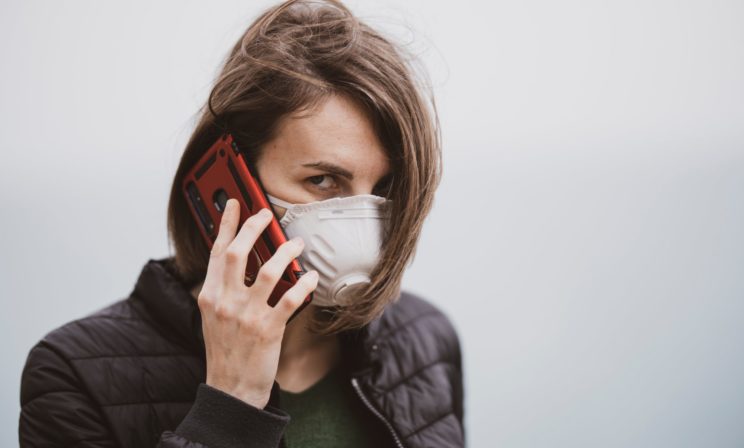 Страх заразиться, конфликты и безысходность. О чем говорят люди психологу горячей линии