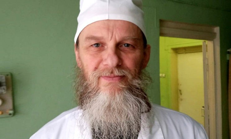 «Будешь оперировать — перекрести стол». Священник спас пациента, когда оперблок закрыли из-за ковида