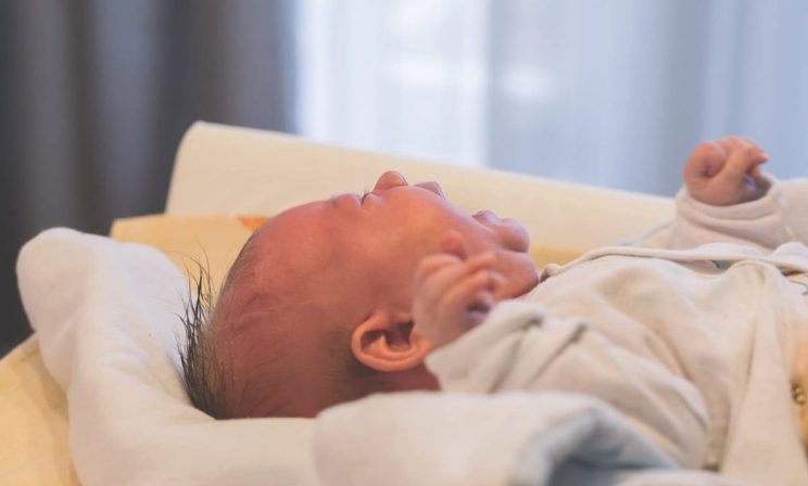 «Отказ от ребенка не должен быть анонимным». Елена Альшанская — о ребенке, которого отец оставил в бэби-боксе