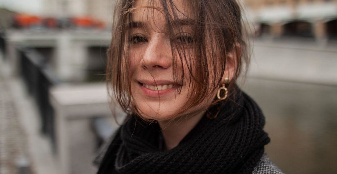 «В первый раз я плакала из-за волос, во второй — побрилась налысо». Как дважды победить лейкоз и стать волонтером