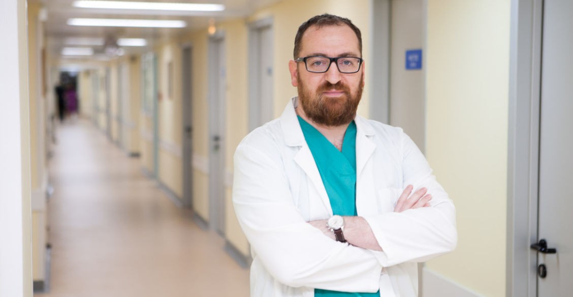 «Пациенты мечутся в поисках койки». Онколог Илья Черниковский — о том, как сейчас лечат рак