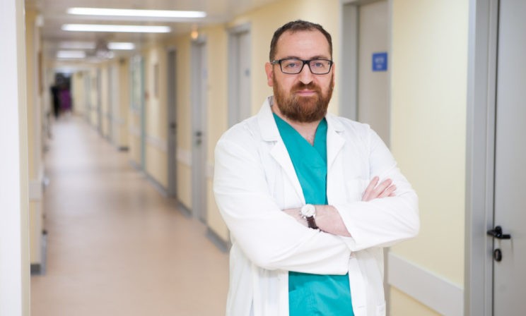 «Пациенты мечутся в поисках койки». Онколог Илья Черниковский — о том, как сейчас лечат рак