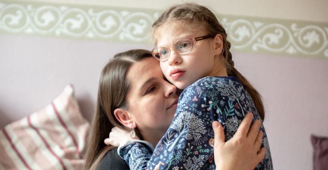 «Когда дочь родилась, мы винили во всем себя». Как мама изменила взгляд на особенности ребенка