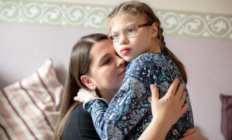 «Когда дочь родилась, мы винили во всем себя». Как мама изменила взгляд на особенности ребенка