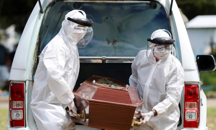 «Бабушка хотела, чтобы ее отпели, а не кремировали». Как хоронят людей с COVID-19