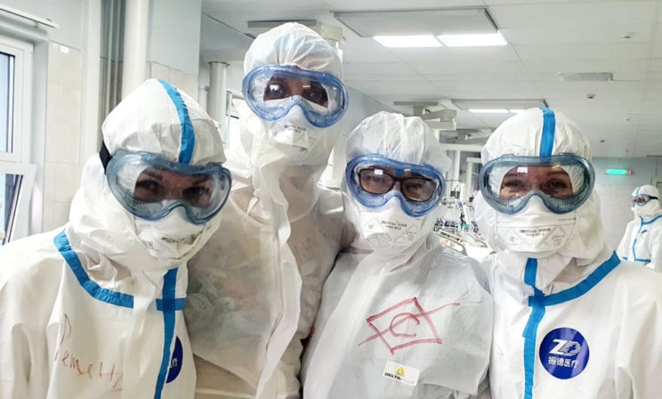 «Люди лежат, а между ними ходят инопланетяне в белых костюмах». О чем рассказывают санитары из COVID-госпиталей