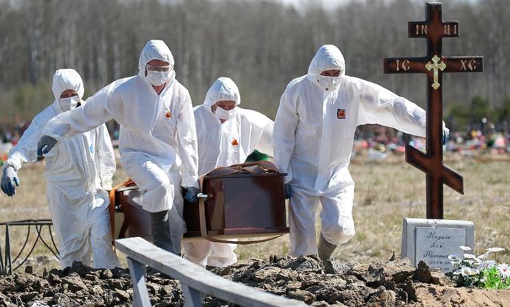 «Все было как в фильмах про Чернобыль». Умерших пациентов с COVID-19 хоронят в закрытом гробу