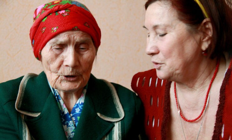 «Товарищи раненые, терпите, нас бомбят!» В 100 лет медсестра помнит бойцов и наизусть читает Есенина