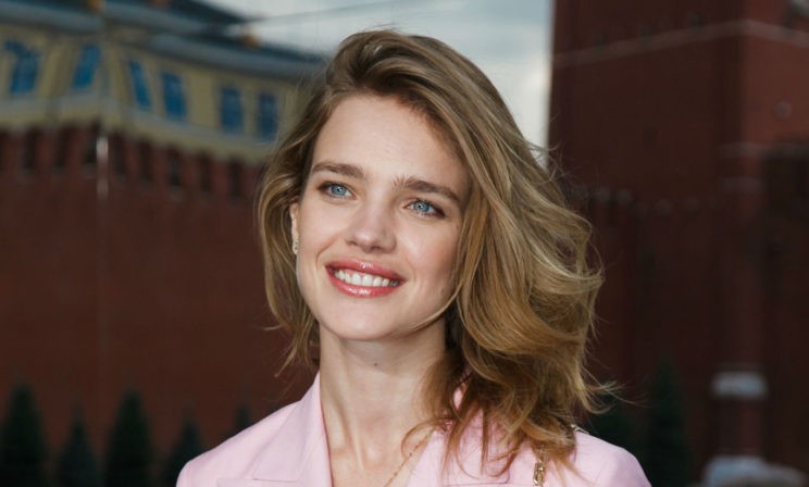 «Дорогие двоечники, пробил ваш час!» Наталья Водянова попросила выпускников ошибаться, но делать