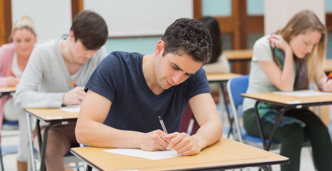 «Пишу, а кто-то водит моей рукой». Архимандрит Андрей (Конанос) — о чуде во время экзамена