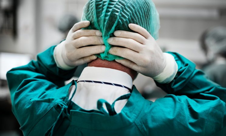 «Остановка дыхания! Дефибриллятор срочно!» А Доктор стоял и смотрел на больного ребенка